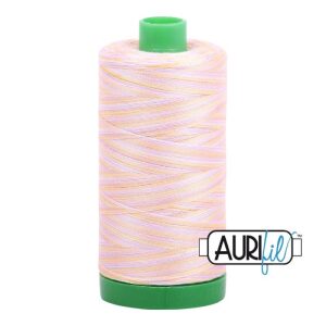 Aurifil 40wt 4651, Bari, lilla gult og rosa.